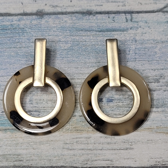 Resin Matte Gold Hoop Dangle Earrings. - Picture 2 of 6